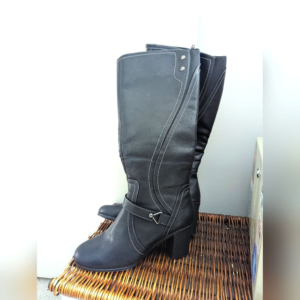 Stylish black heeled boots size 8.5W